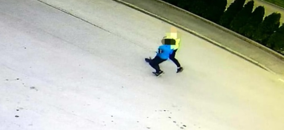 Foto Fb Polizia Giudicarie Coronavirus, escono di casa per fare jogging uno vicino all'altro, ora rischiano 400 euro di multa a testa
