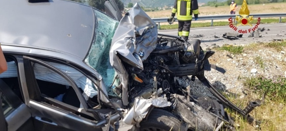 Si schianta con l'auto contro un camion