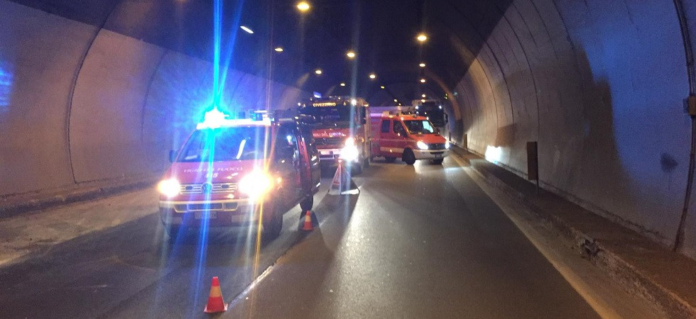 Sbatte contro la parete della galleria sulla statale della Valsugana, vigili del fuoco e soccorsi in azione