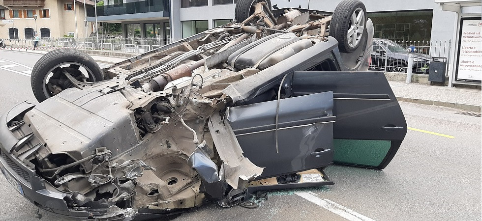 Un veicolo finisce contro il muro e si cappotta in mezzo alla strada
