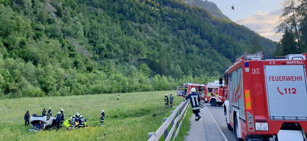 Perde il controllo dell’auto, esce di strada e si ribalta: c’è una vittima, un’altra persona in gravi condizioni