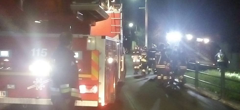 In fiamme il camino di un'abitazione, serata di lavoro per i vigili del fuoco