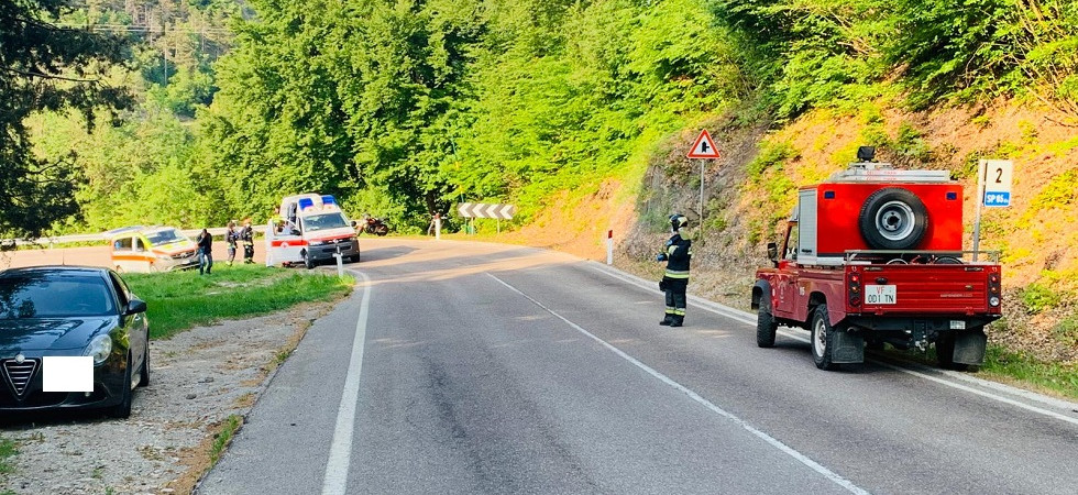 Esce di strada in moto e finisce contro una stanga all'imbocco della forestale