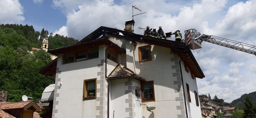 In fiamme il tetto di un'abitazione, grande dispiegamento di vigili del fuoco per domare il rogo