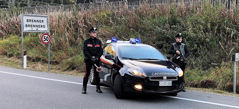 Fermato un “corriere” con quattro clandestini provenienti dall’Austria, Vienna però rifiuta di riaccoglierli