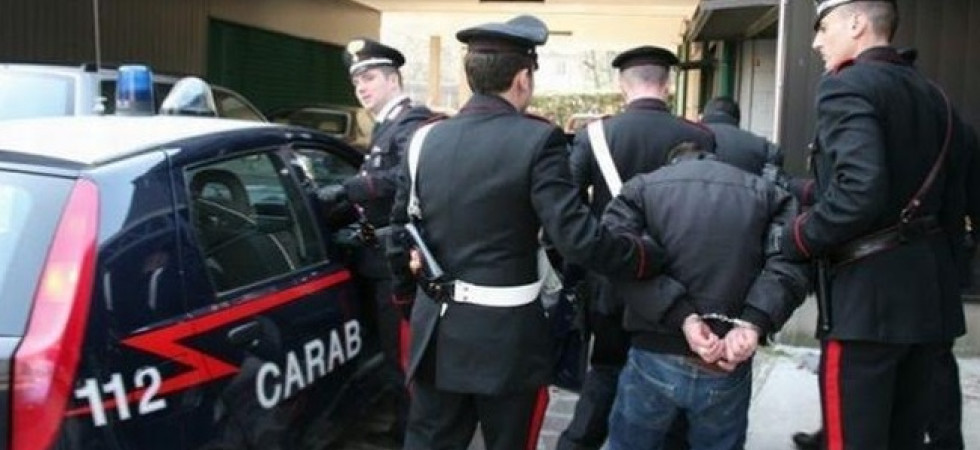 Entrano in un bar aperto fuori dall'orario consentito, si ubriacano e aggrediscono i carabinieri