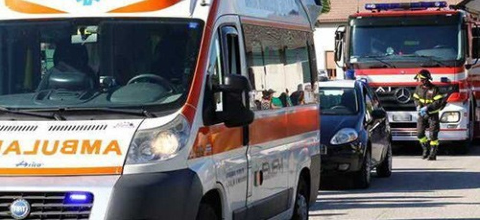 Violento scontro tra una moto e una macchina
