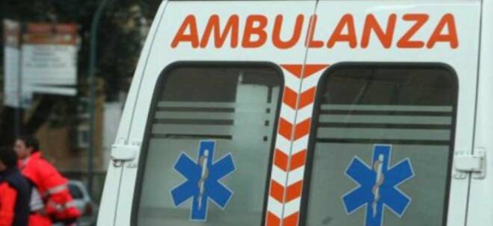 Scontro auto - moto, un ragazzo di 23 anni trasportato in ospedale