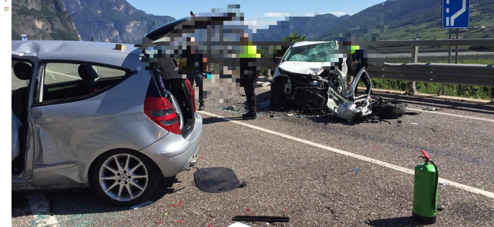 Scontro frontale tra due auto, trasportata in ospedale una bimba di 7 anni