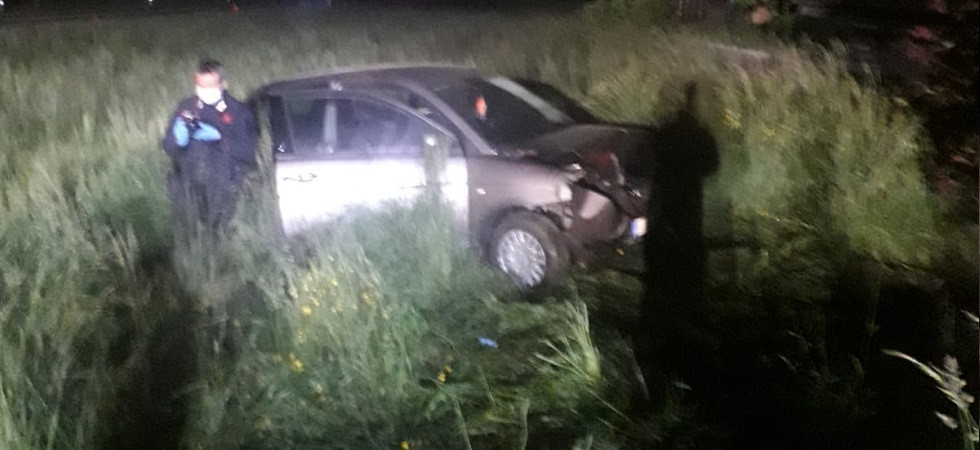 Sbanda sulla statale 47 della Valsugana, l'auto finisce in campagna e prende fuoco