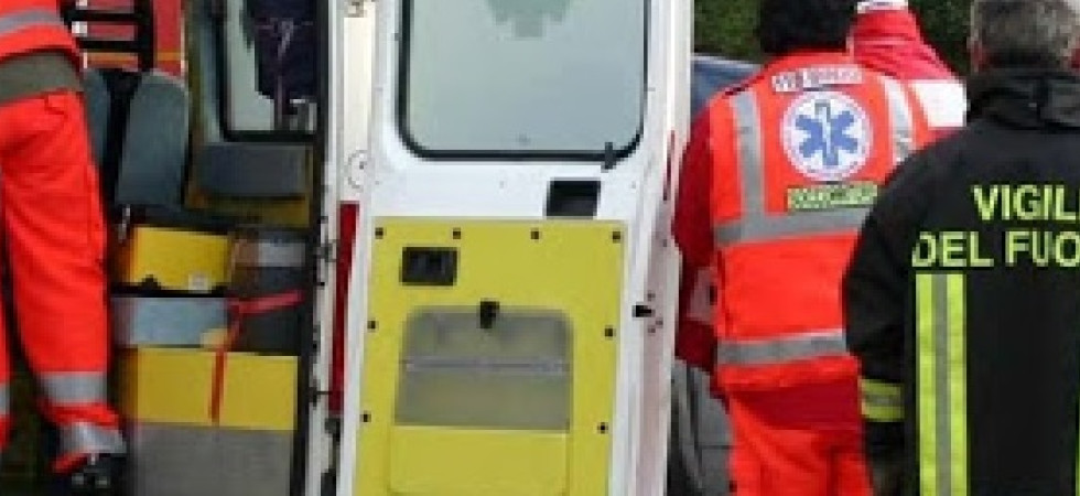 Cede il terreno e il trattore si ribalta, 32enne rimane con la gamba incastrata sotto il mezzo