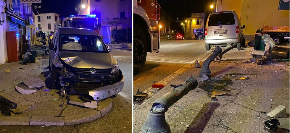 Esce di strada, abbatte quattro pilastri, un semaforo e distrugge un marciapiede