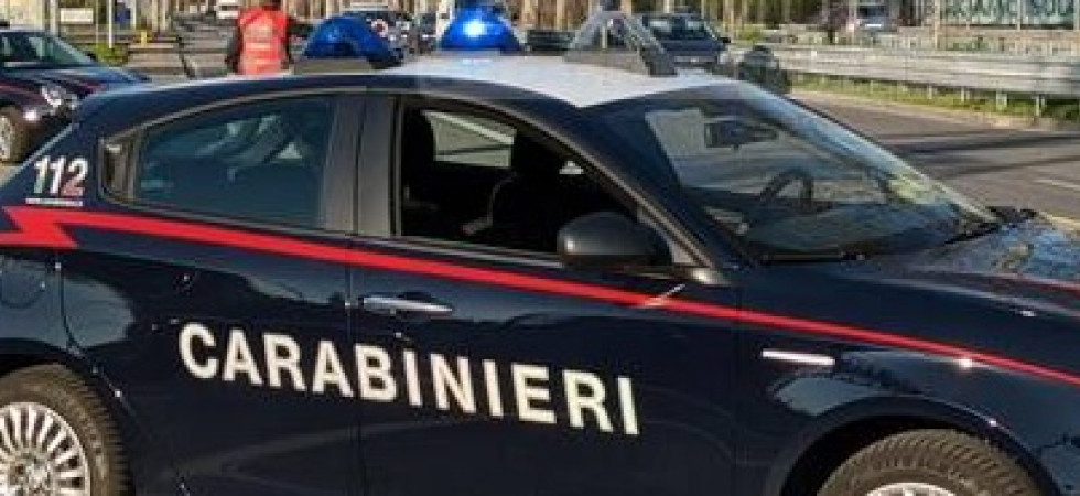 Evade dai domiciliari più volte e ruba un furgone e poi una macchina