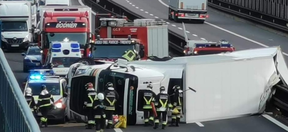 Autoarticolato si rovescia in A22, lungo e complesso l'intervento di rimozione