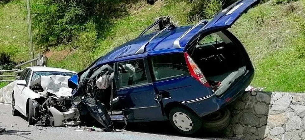 Terribile schianto frontale tra due auto, quattro persone trasportate in ospedale