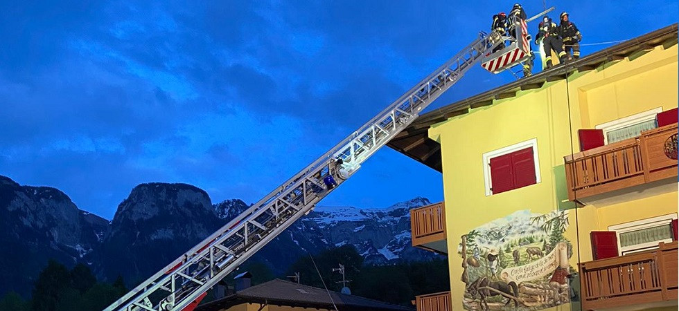 Una nube di fumo e le fiamme, i vigili del fuoco intervengono per un incendio di un camino