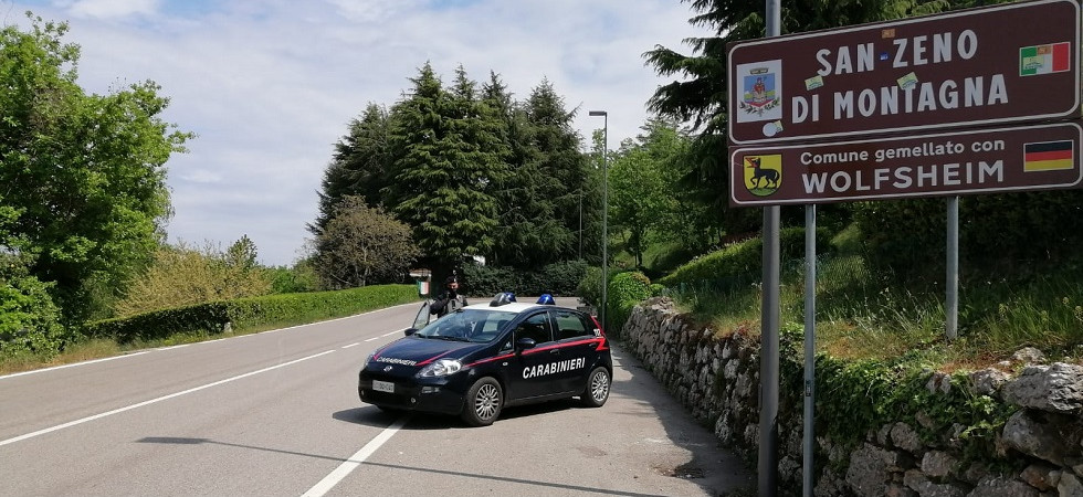 Lui chiede un ultimo bacio ma la sfregia con un coltello e scappa in auto