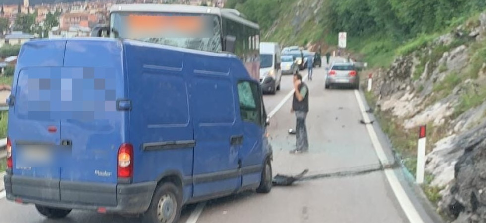 Terribile incidente sulla Maza, scontro frontale tra un furgone e un autobus extraurbano