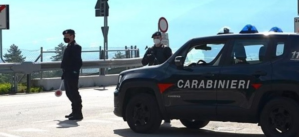 Cerca di intrufolarsi nel giardino di un'abitazione per nascondere mezzo chilo di marijuana