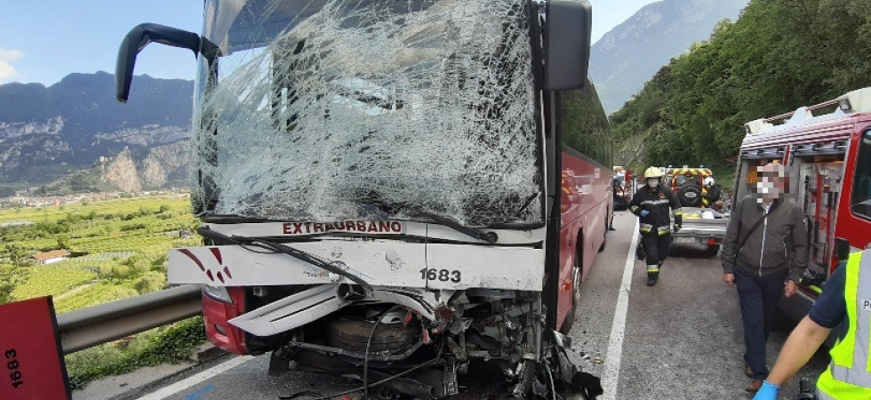 Incidente mortale, il furgone invade la corsia e si scontra frontalmente con una corriera, morto un uomo
