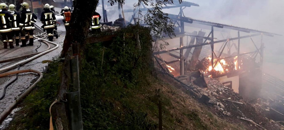 Un fienile distrutto dalle fiamme, salvata dall'incendio un'abitazione