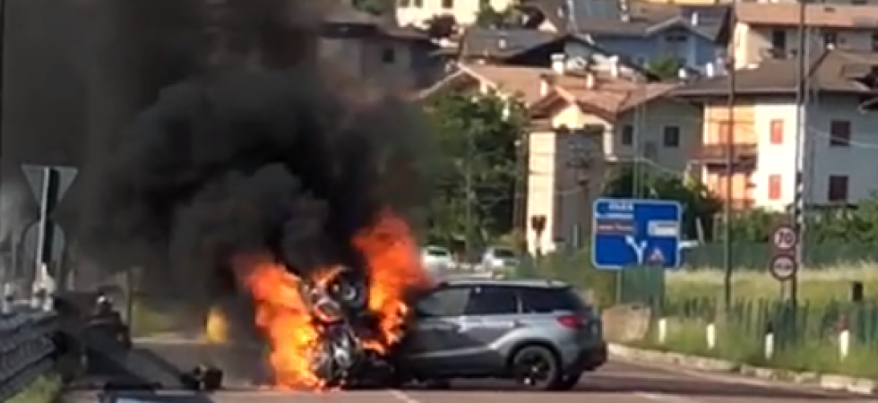 Scontro violentissimo e la moto si incendia bruciando anche parte del Suv