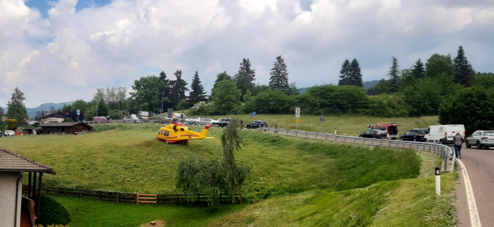 Grave incidente tra un'auto e una bicicletta