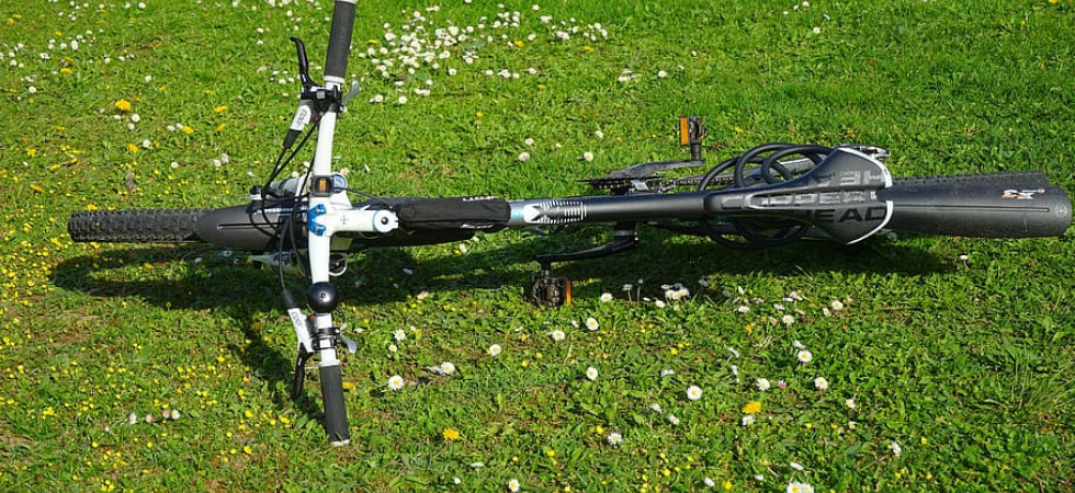 Ruba una mountain bike dall'androne di un condominio, incastrato da un frame delle telecamere lungo la via