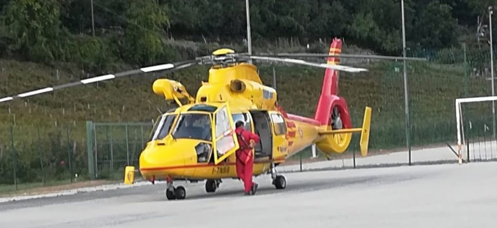 Parcheggia l'auto in divieto di sosta e blocca l'intervento dei vigili del fuoco in supporto all'elisoccorso