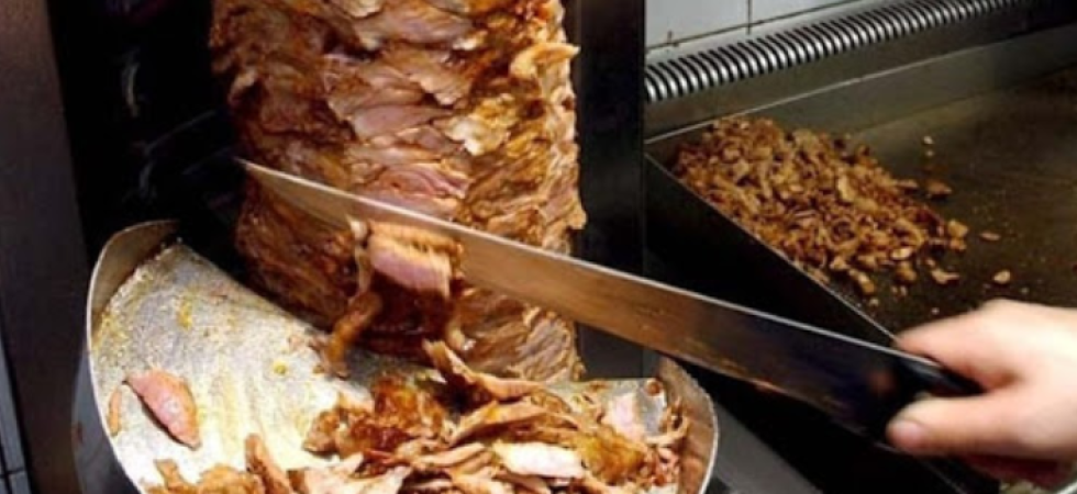 Trasportava oltre 800 chili di carne per Kebab ma la cella frigorifera era spenta