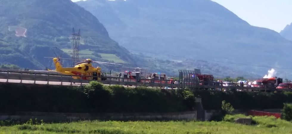 Tremendo scontro frontale sulla tangenziale, schianto tra due auto