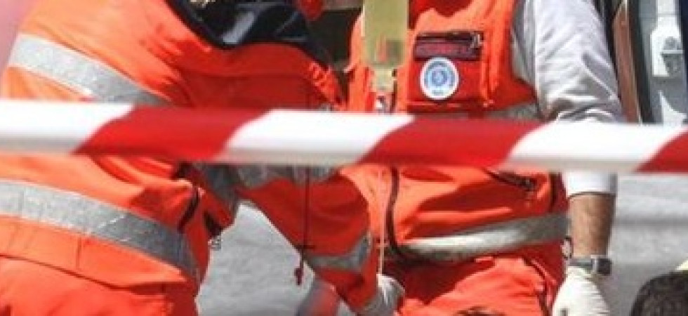 Terribile schianto contro un mezzo pesante, muore un motociclista