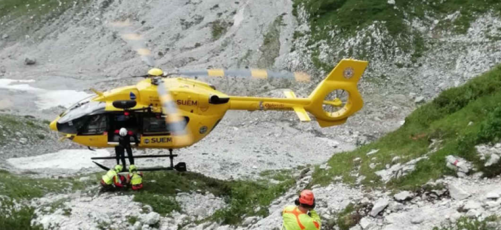 Inciampa mentre passeggia, rotola in una scarpata per 60 metri e si ferma a pochi metri dal lago