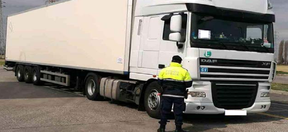Fermano l'autoarticolato e scoprono il telecomando per manomettere i dati