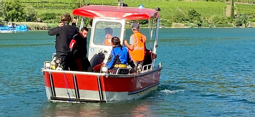 Tragedia al lago di Caldaro, trovato senza vita il corpo del giovane che non era più riemerso dall'acqua