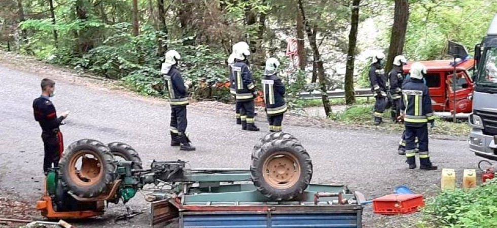 Fa manovra e si ribalta con il trattore, rimanendone schiacciato