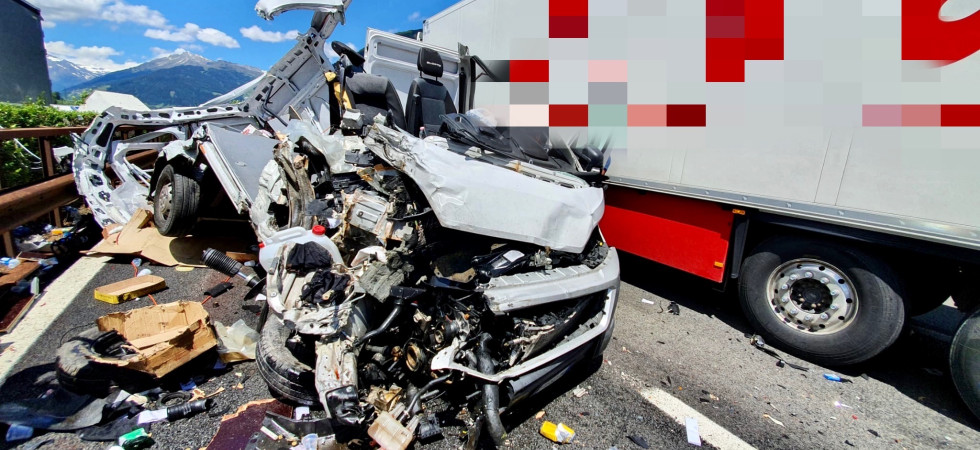 Foto VVF Varna / Bressanone Pauroso scontro in A22 tra un furgone e un autoarticolato
