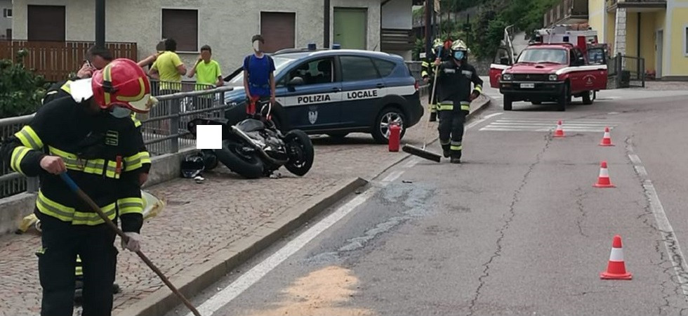 Sbaglia una curva e finisce contro una recinzione, paura per motociclista di 50 anni