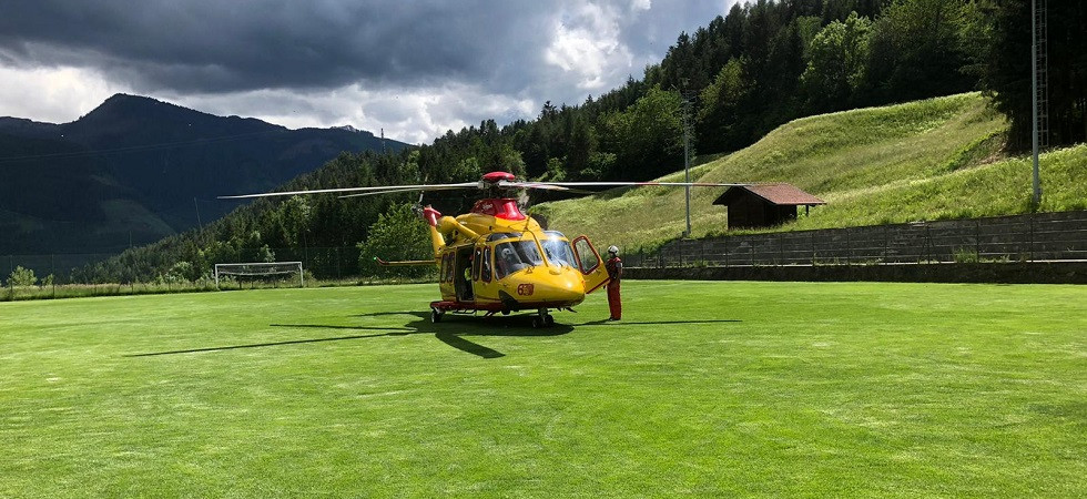 Scivola e precipita nella scarpata per 5 metri davanti agli occhi della moglie, un 73enne trasportato in ospedale