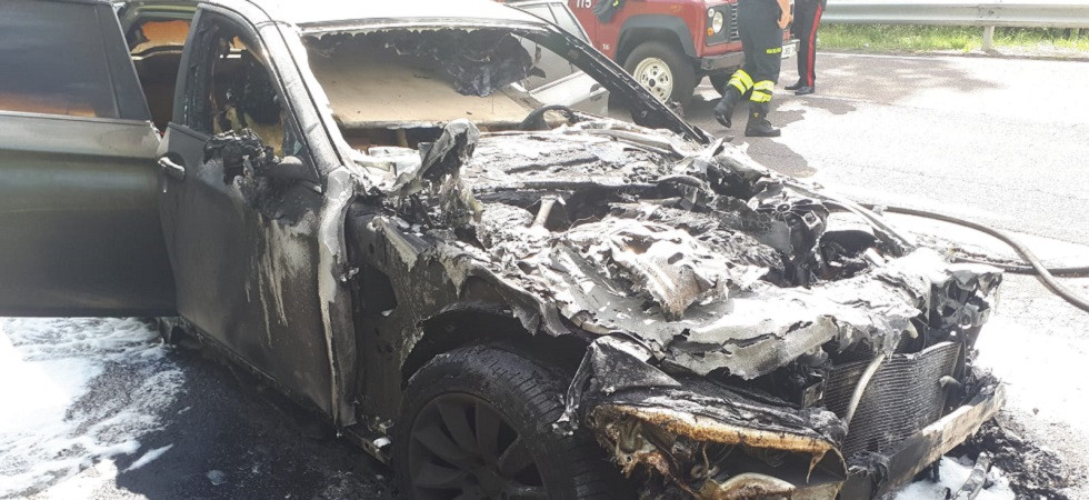 Un'auto viene divorata dalle fiamme, in salvo una famiglia