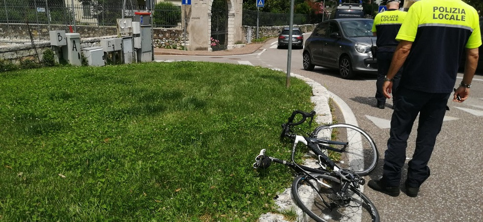 Scontro auto-bici a Trento, una 27enne sbalzata violentemente a terra