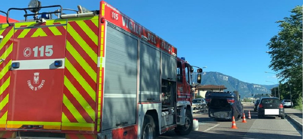 Sbanda, colpisce il guardrail e si cappotta in mezzo alla strada, paura a Trento per un 28enne