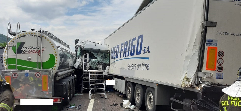 Spaventoso incidente in A22, un autoarticolato finisce schiacciato tra altri due mezzi pesanti