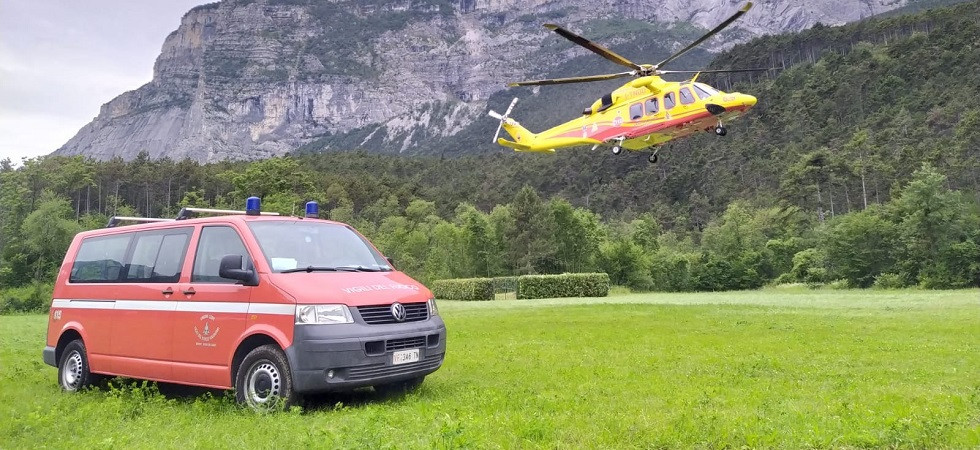 Cade da circa 4 metri dall'albero, un 53enne trasportato in elicottero all'ospedale di Trento