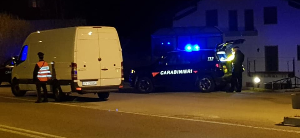 A 4 anni trovato scalzo mentre gira solo per il paese, viene salvato da carabinieri che gli offrono un gelato