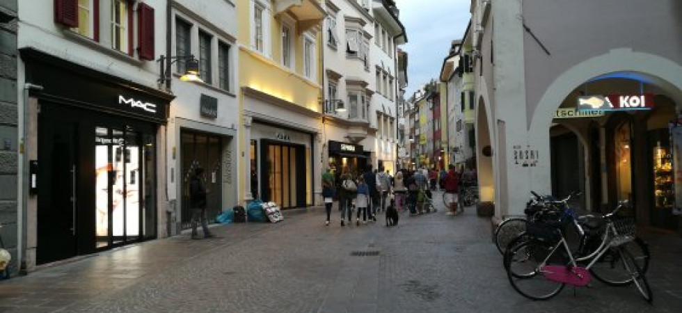Bolzano, dopo il furto scappano e spingono a terra l'agente