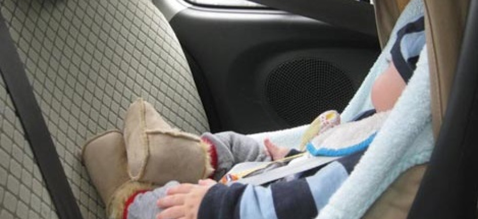 Bambino di 1 anno resta intrappolato nella macchina parcheggiata: lo liberano i vigili del fuoco