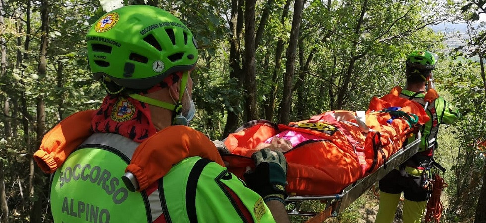 Scivola sul sentiero e si procura una distorsione, 64enne riportata a valle dai soccorritori