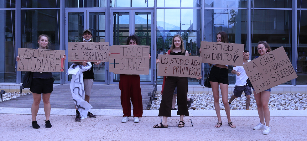 “Non siamo portafogli da spennare”, studenti in piazza per chiedere la sospensione delle tasse universitarie