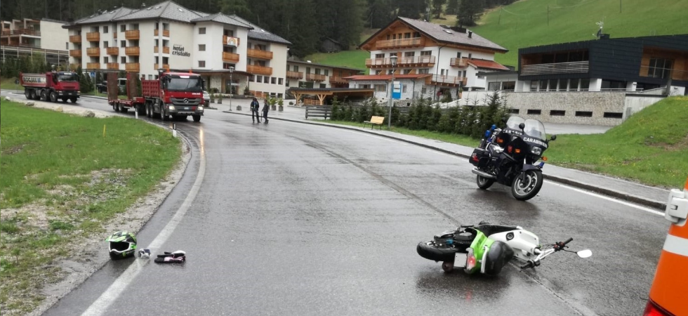 Ubriaco e sotto l'effetto di cocaina cade mentre viaggia sullo scooter: uomo multato e denunciato